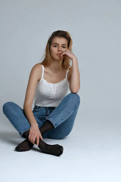 Tender girl usa roupa casual posando no estúdio — Fotografia de Stock