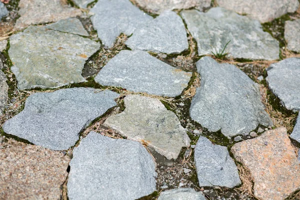 Fotgängare zon gjord av gamla stenar — Stockfoto