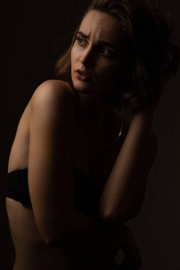 Stüdyoda gölgeli korkmuş bir kız