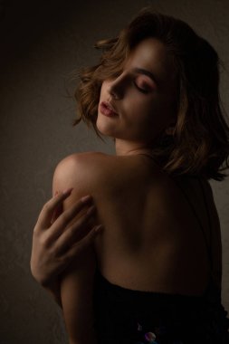Kapalı gözlerle poz veren muhteşem kız.