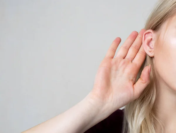 Blond meisje luisteren naar roddels — Stockfoto