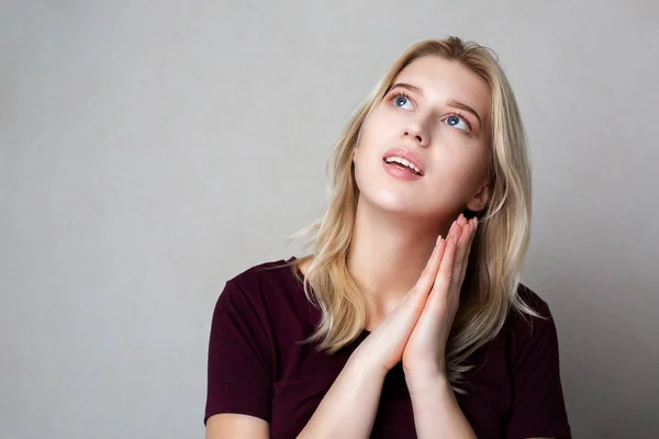 Adorável jovem mulher sonhando — Fotografia de Stock