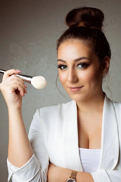 Closeup portrait of gorgeous girl makeup artist — Stock Photo, Image