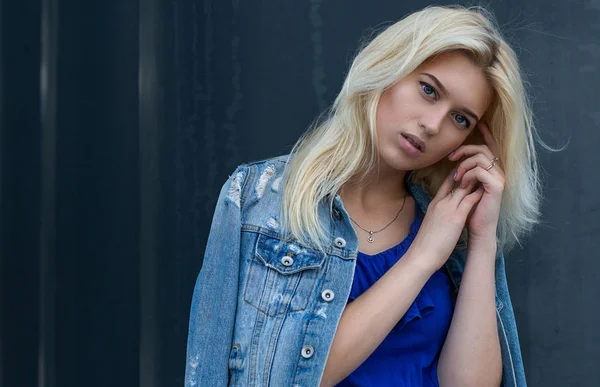 Street shot of pretty blonde woman — Zdjęcie stockowe