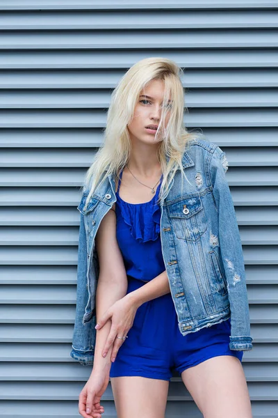 Street shot of glamor blonde girl — Stock Photo, Image