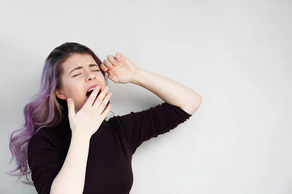 Menina muito entediada bocejando — Fotografia de Stock