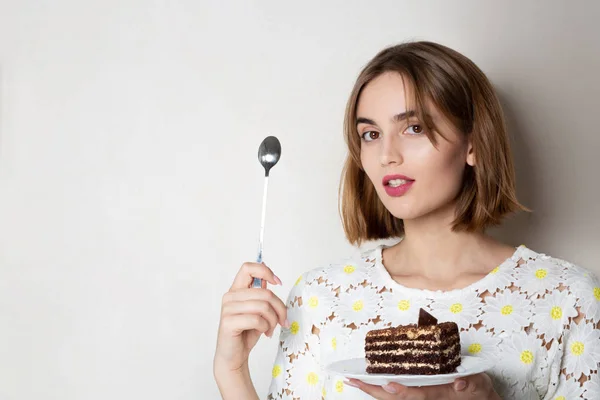 Bedachtzaam meisje met taart — Stockfoto