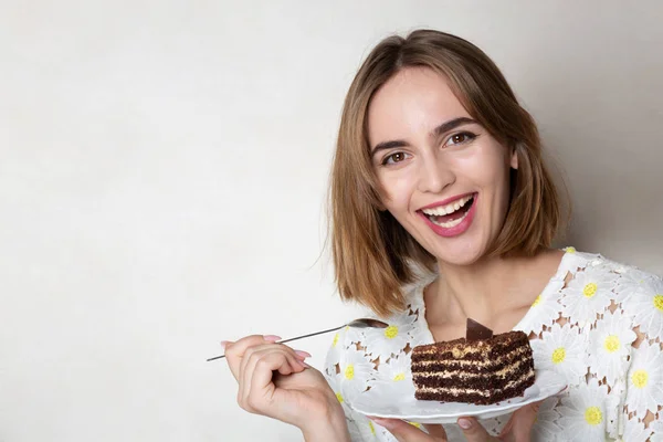 Emotioneel meisje met lekkere taart — Stockfoto