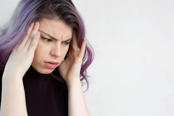Eenzame gestresste jonge vrouw met hoofdpijn — Stockfoto