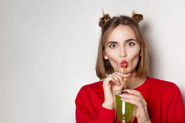 Grappig meisje drinken kiwi sap — Stockfoto