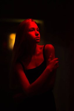 Harika sarışın genç kız yeraltında poz veriyor.