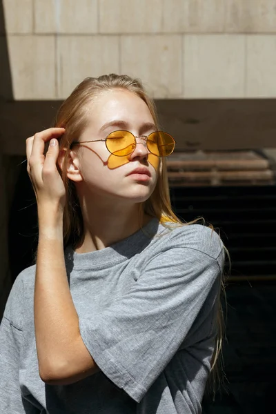 Retrato Close Menina Loira Elegante Usa Óculos Sol Amarelos Camiseta — Fotografia de Stock