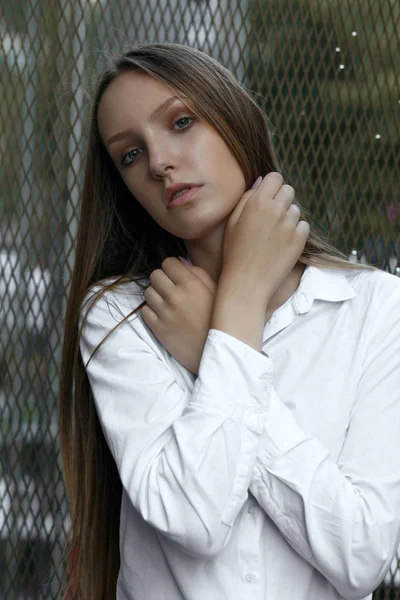 Mulher Loira Elegante Com Cabelo Longo Usa Camisa Branca Posando — Fotografia de Stock
