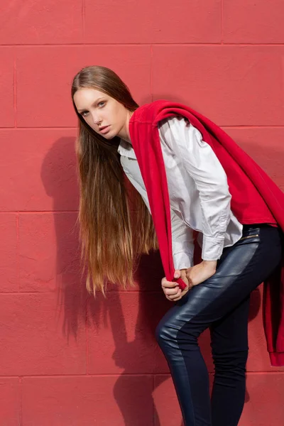 Una Guapa Rubia Lleva Camisa Blanca Sobre Fondo Rojo Calle — Foto de Stock