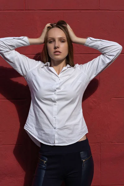 Mulher Loira Glamourosa Com Cabelo Comprido Usa Camisa Branca Posando — Fotografia de Stock