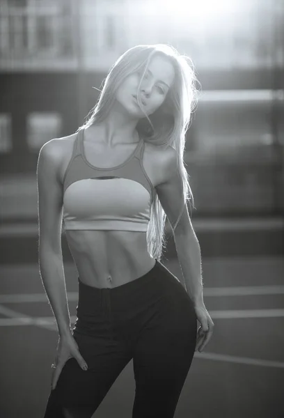 Mükemmel Vücutlu Şık Bir Kadın Tenis Kortunda Güneş Işığında Poz — Stok fotoğraf