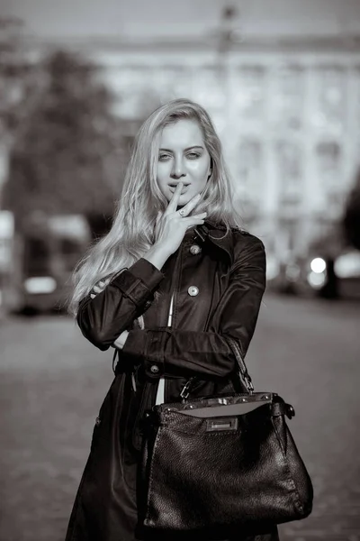 Retrato Rua Luxo Jovem Mulher Vestindo Casaco Preto Andando Cidade — Fotografia de Stock