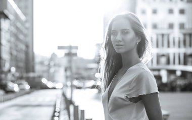 Mükemmel ciltli ve uzun sarı saçlı muhteşem bir modelin yakın plan portresi. Siyah ve beyaz tonlama. Metin için boşluk