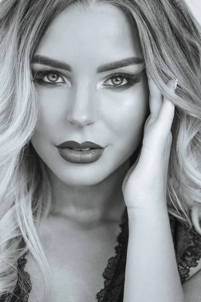 Modna Blondynka Doskonałym Makijażem Włosami Szarym Tle Tonowanie Monochromatyczne — Zdjęcie stockowe