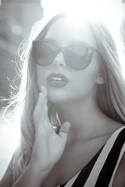 Seksowna Blondynka Czerwonymi Ustami Nosi Okulary Przeciwsłoneczne Pozując Delikatnym Świetle — Zdjęcie stockowe
