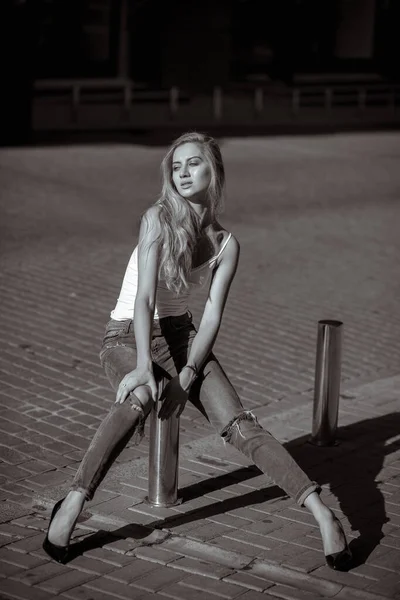 Sexy Blonde Woman Wearing Casual Ripped Jeans Shirt Posing Parking — Stock Photo, Image