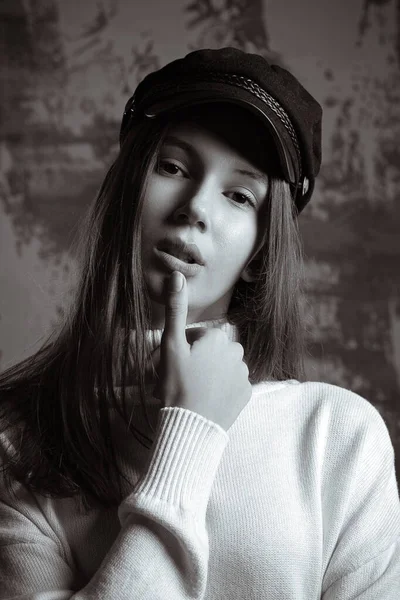 유행을 따르는 여성은 모자를 얼굴에 그림자가 스튜디오에서 포즈를 취하고 — 스톡 사진