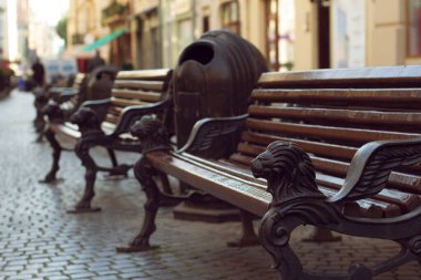 Koronavirüs salgını nedeniyle karantina sırasında Lviv 'in boş merkez caddesi