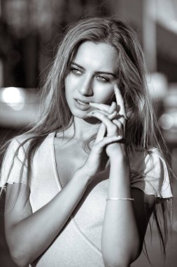 Baştan çıkarıcı bir modelin yakın plan portresi mükemmel ciltli ve uzun sarı saçlı. Siyah ve beyaz tonlama