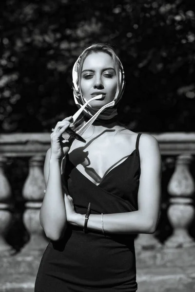 Zbliżenie Zdjęcie Glamour Kobiety Noszącej Szal Strój Pozowanie Światłem Słonecznym — Zdjęcie stockowe