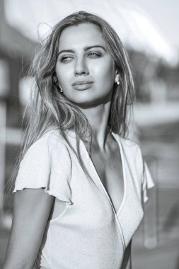 Mükemmel ciltli ve uzun sarı saçlı harika bir mankenin yakın plan portresi. Siyah ve beyaz tonlama