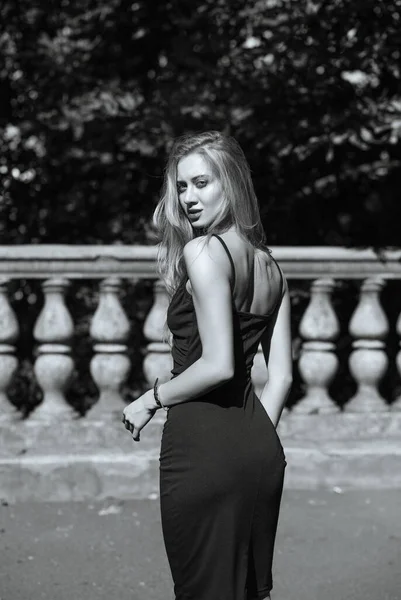 Outdoor Shot Van Verleidelijk Blond Model Met Weelderig Haar Zwarte — Stockfoto