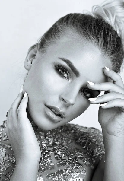 Piękno Sesji Luksusowej Blondynki Profesjonalnym Makijażem Folią Szyi Ramionach Tonowanie — Zdjęcie stockowe