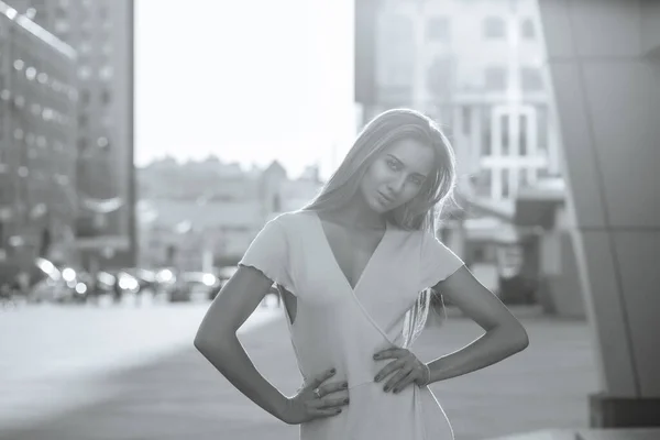 Bedårande Kvinna Bär Trendiga Outfit Promenader Avenyn Mjuk Kväll Solljus — Stockfoto
