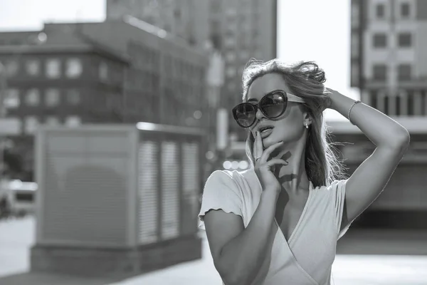 Sensual Blonde Girl Wearing Fashionable Dress Sunglasses Posing Avenue Soft — Stock Photo, Image