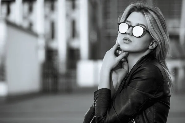 Lifestyle Porträt Eines Jungen Hübschen Mädchens Mit Spiegelsonnenbrille Und Lederjacke — Stockfoto