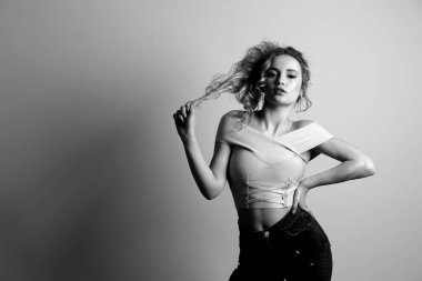 Kıvırcık saçlı ve çıplak omuzlu çekici bir genç kadının siyah beyaz portresi. Metin için boşluk