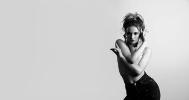 Kıvırcık saçlı ve çıplak omuzlu güzel bir genç kadının siyah beyaz portresi. Metin için boşluk