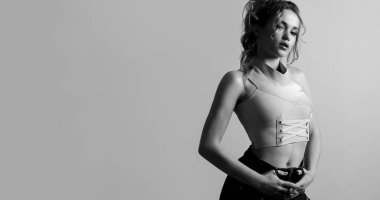 Kıvırcık saçlı ve çıplak omuzlu çekici genç bir kadının siyah beyaz portresi. Metin için boşluk