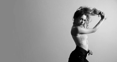 Kıvırcık saçlı ve çıplak omuzlu muhteşem genç bir kadının siyah beyaz portresi. Metin için boşluk