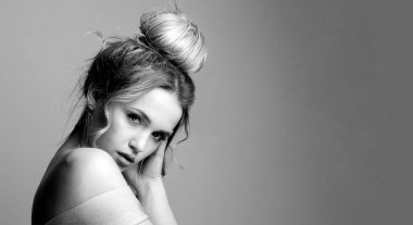 Saçı gür ve omuzları çıplak zarif genç bir kadının siyah beyaz portresi. Metin için boşluk