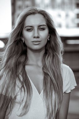 Çekici bir modelin yakın plan portresi mükemmel bir cilde ve uzun sarı saçlara sahip. Siyah ve beyaz tonlama