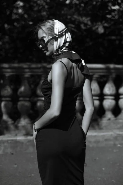 Zdjęcie Modnej Kobiety Okularach Przeciwsłonecznych Seksownej Sukience Monochromatyczne — Zdjęcie stockowe