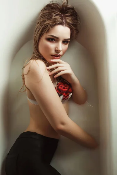 Sexy Mädchen nimmt ein Bad Sexy Mädchen nimmt ein Bad