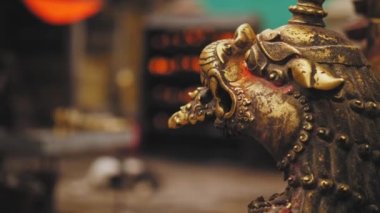 Efsanevi koruyucu aslanın süslü lideri, Swayambhunath tapınağında bronz heykel.
