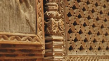 Mükemmel oyulmuş ahşap, antik duvarda kusursuz süslemeler, Bhaktapur, Nepal