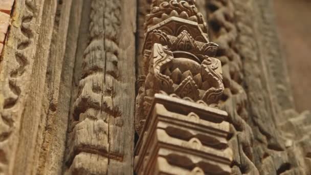 Kunstvoll geschnitzte hölzerne Säulentür, traditionelle nepalesische Holzarbeit, bhaktapur — Stockvideo