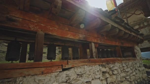 Antiguo muro Mani apedreado y de madera con ruedas de oración bouddhist en las tierras altas, Nepal — Vídeo de stock