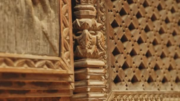 Perfekt geschnitztes Holz, präzise kunstvolle Kunstwerke auf antiken Mauern, bhaktapur, nepal — Stockvideo