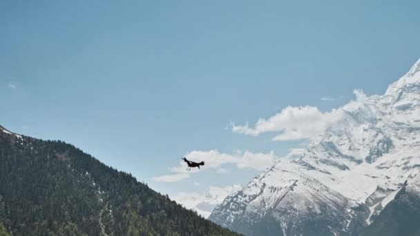 Panorama. Avión de aves contra la dura cara de nieve congelada de la cresta de Annapurna II, Nepal — Vídeos de Stock