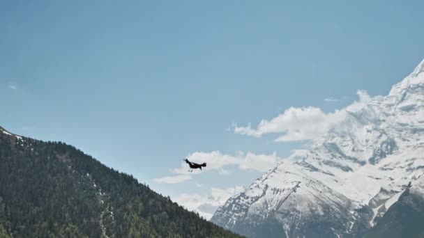 Panorama. Ptačí letadlo proti drsné zmrzlé sněhové stěně hřebene Annapurna Ii, Nepál — Stock video